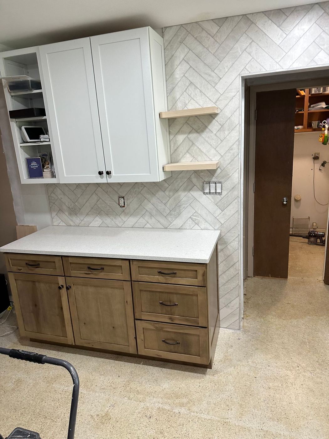 Kitchen cabinets with floating corner shelves